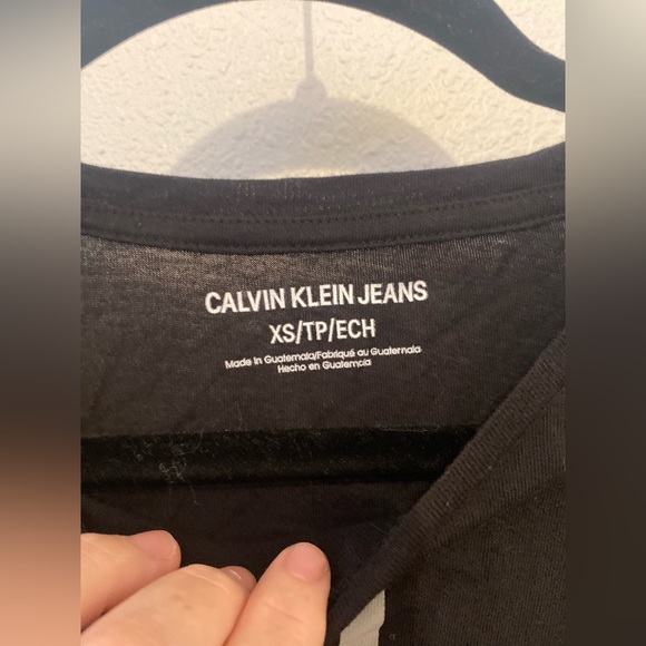 Calvin Klein women's T-Shirt XS x-Small Black Short Sleeve Crew Neck T-Shirt - Picture 2 of 4